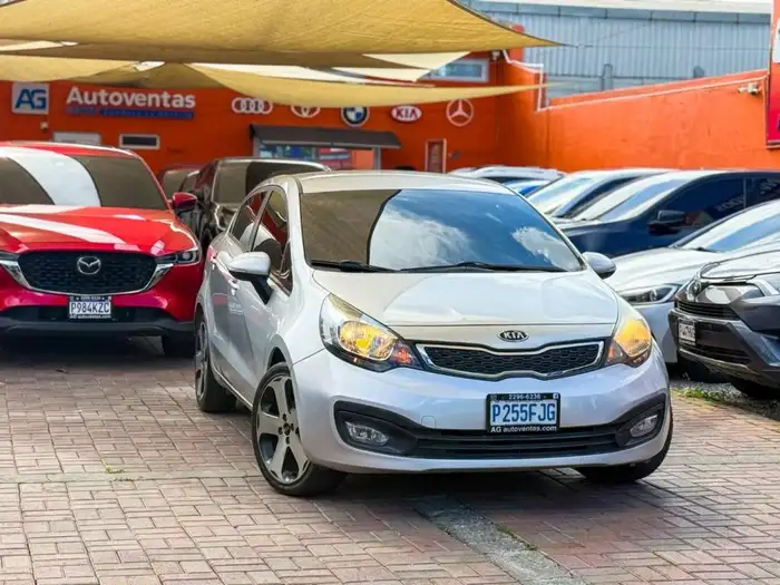 2013 Kia RIO EX MECÁNICO DE AGENCIA — 2