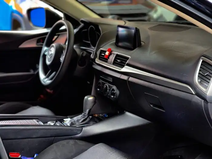 2018 Mazda 3 i SPORT — 9