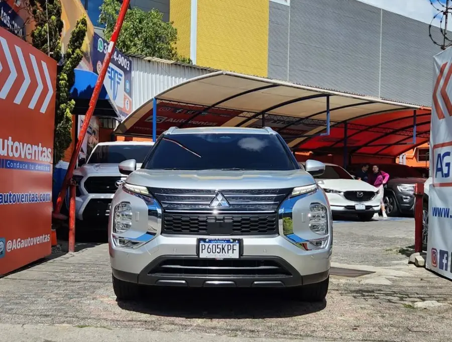 2024 Mitsubishi OUTLANDER DE AGENCIA — 2