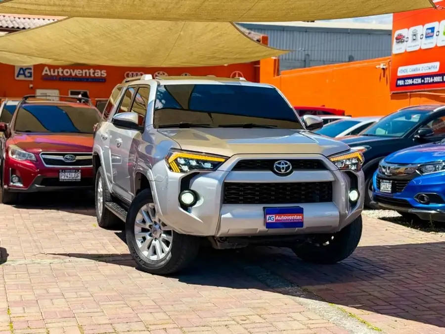 2017 Toyota 4RUNNER SR5 4WD DE AGENCIA — 2