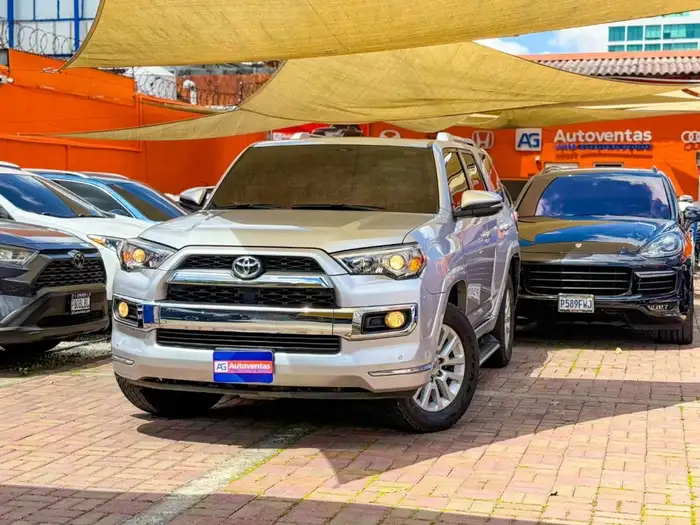 2018 Toyota 4RUNNER SR5 4WD DE AGENCIA — 2