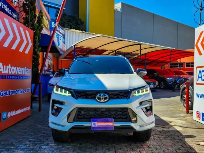 2024 Toyota FORTUNER GR SPORT 4X4 DE AGENCIA — 2