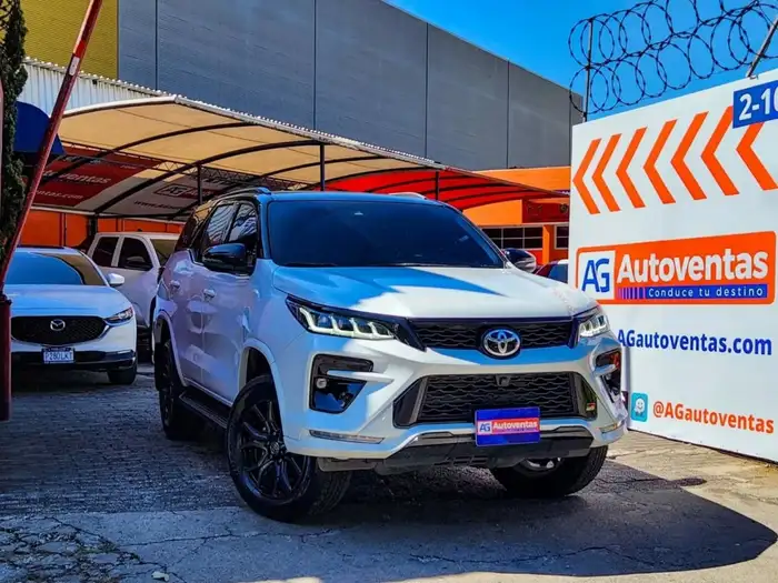 2024 Toyota FORTUNER GR SPORT 4X4 DE AGENCIA — 3