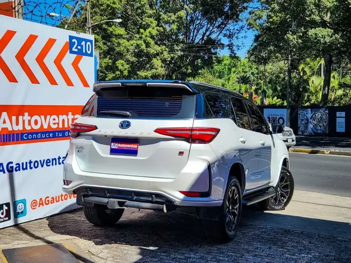 2024 Toyota FORTUNER GR SPORT 4X4 DE AGENCIA — 4