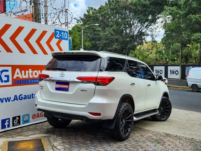 2019 Toyota FORTUNER SRV 4x4 DE AGENCIA — 4