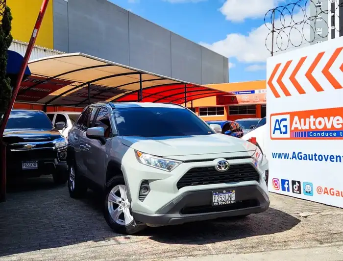 2020 Toyota RAV4 XLE 4X2 — 3