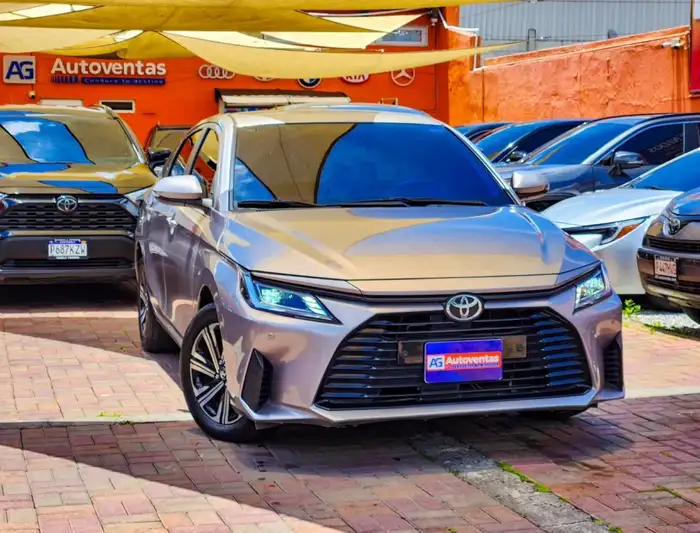2023 Toyota YARIS E MECÁNICO DE AGENCIA — 3