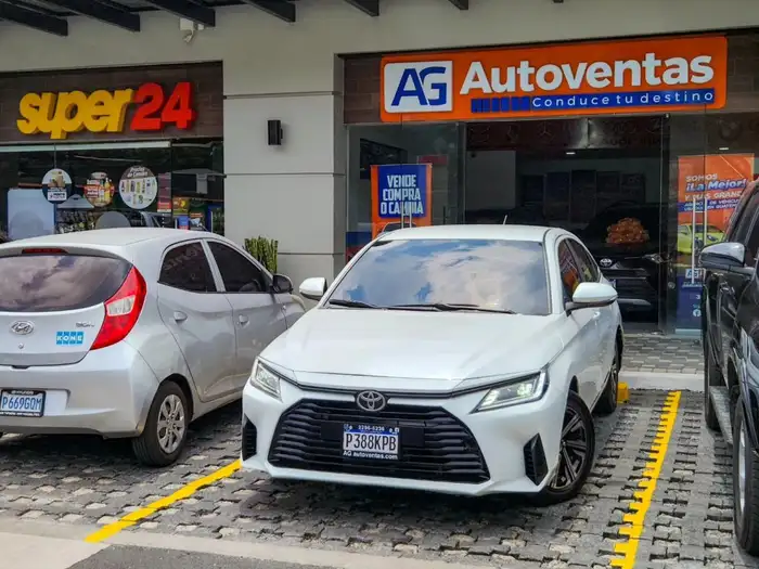 2024 Toyota YARIS E MECÁNICO DE AGENCIA — 2
