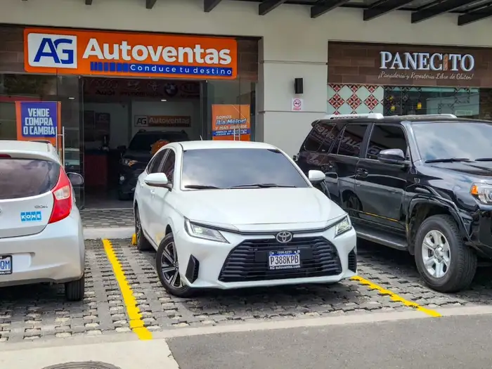 2024 Toyota YARIS E MECÁNICO DE AGENCIA — 3
