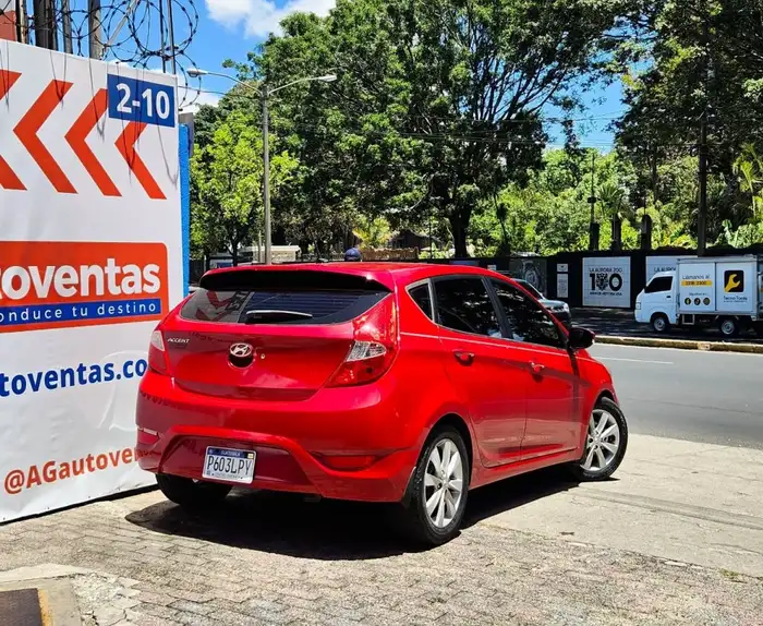 2013 Hyundai Accent — 4