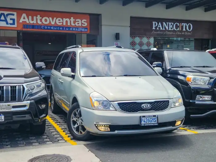 2014 Kia SEDONA — 3