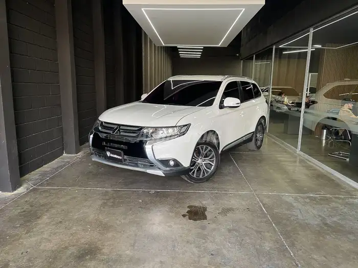 2019 Mitsubishi Outlander — 1