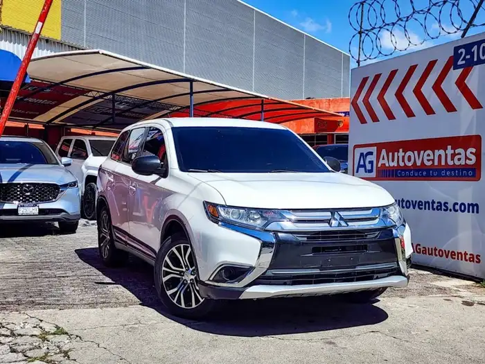 2016 Mitsubishi Outlander — 3