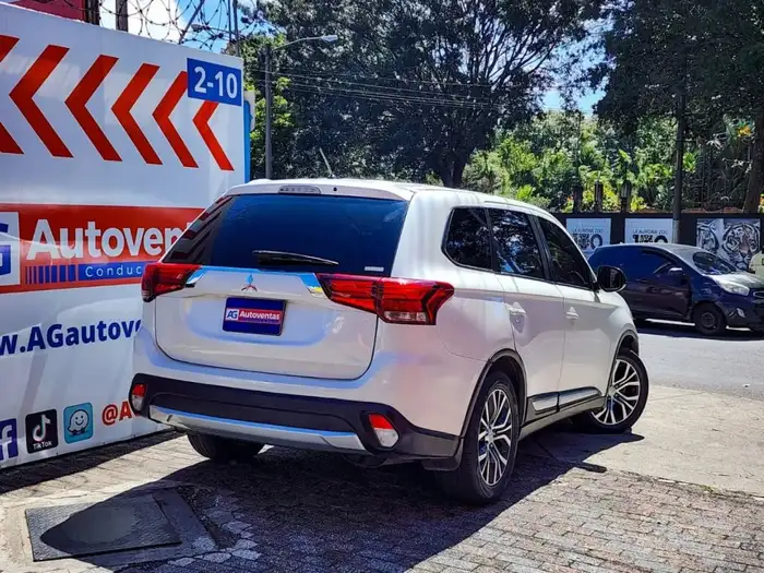 2016 Mitsubishi Outlander — 4