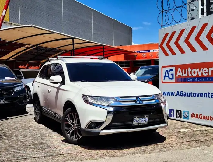 2017 Mitsubishi Outlander — 3