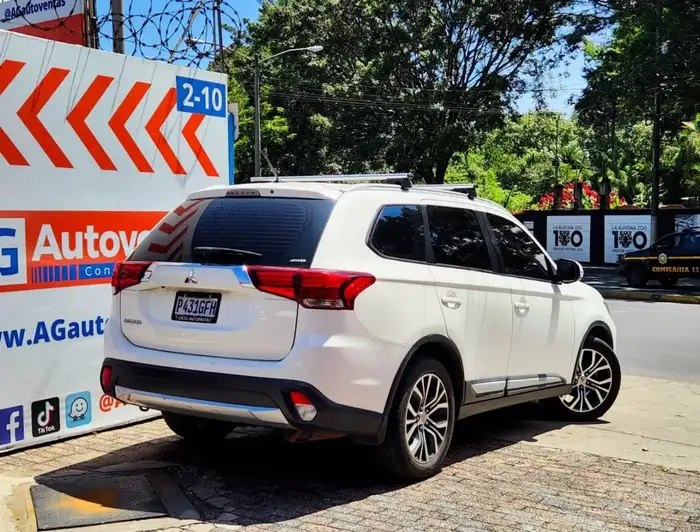 2017 Mitsubishi Outlander — 4