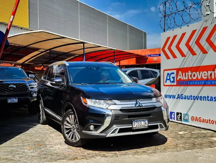 2020 Mitsubishi Outlander — 3
