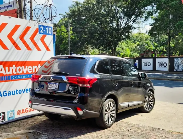 2020 Mitsubishi Outlander — 4