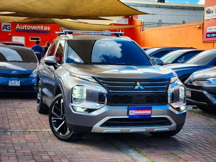 2024 Mitsubishi Outlander — 2