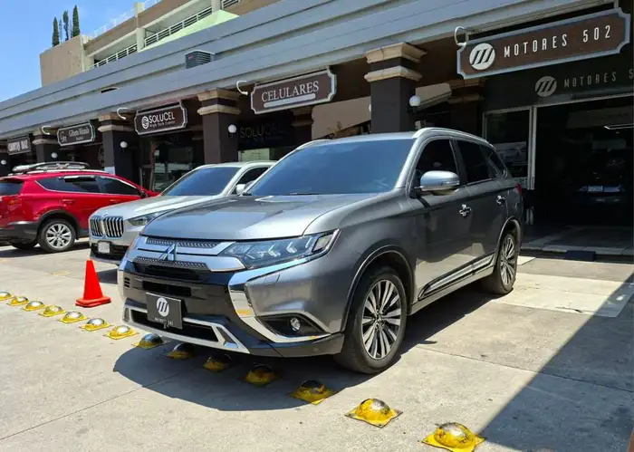 2022 Mitsubishi Outlander — 1