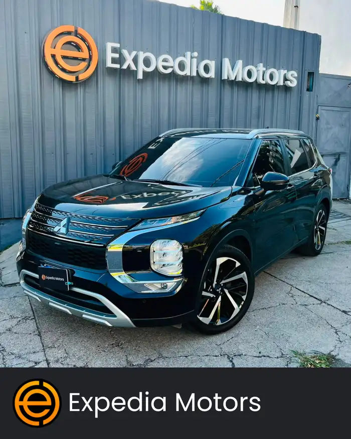 2024 Mitsubishi Outlander — 1