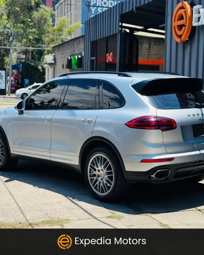2017 Porsche CAYENNE — 3