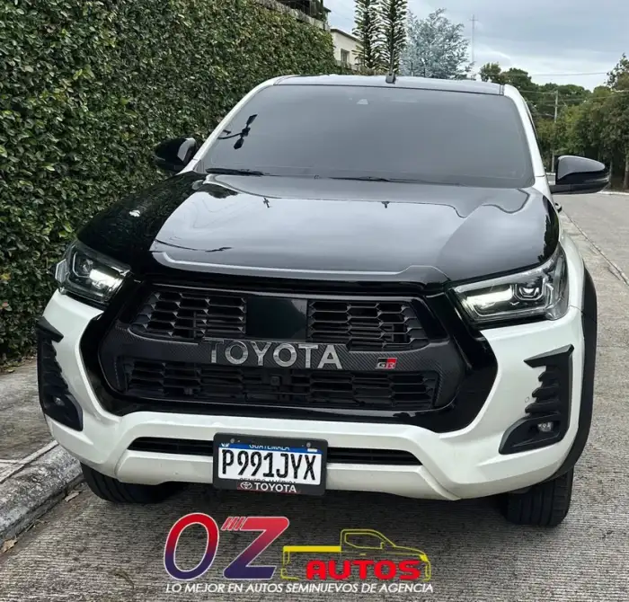 2023 Toyota Hilux — 1